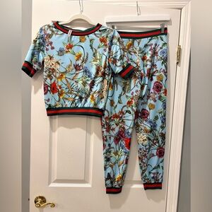 🌸 Floral Two-Piece Lounge Set | Worn 1x | Top & Joggers 🌸
Size: SMALL